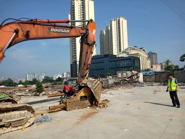 违建!凯里假日广场上千平方米建筑被拆除! 建筑物拆除作业纪实