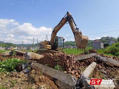 关峡乡 零容忍！依法拆除乱占耕地建房